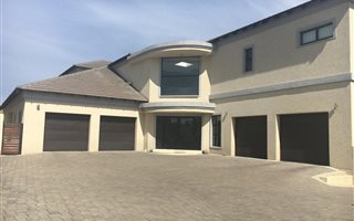 4 Bedroom House in Blue Valley Golf Estate