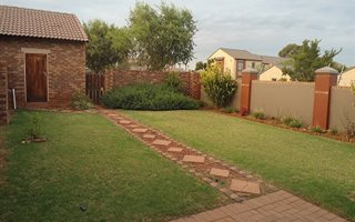 2 Bedroom Simplex in Mooikloof Ridge