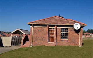 2 Bedroom House in Olievenhoutbosch