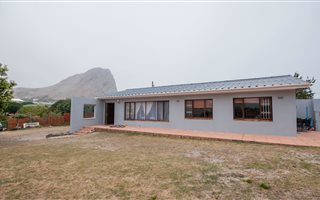 3 Bedroom House in Rooi Els