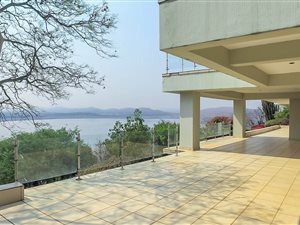 4 Bedroom House in Kosmos