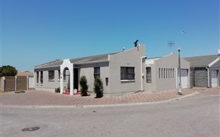 3 Bedroom House in Strandfontein