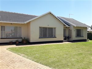 4 Bed House in Dan Pienaarville