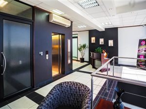 327.75 m² Office Space in Midridge Park