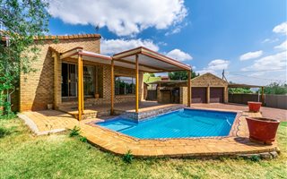 3 Bedroom House in Roodekrans