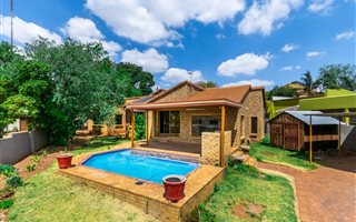 3 Bedroom House in Roodekrans