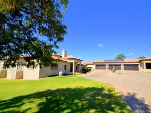 2500 m² Farm in Honingklip AH