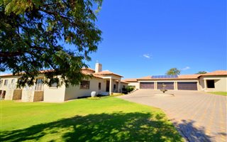 2500 m² Farm in Honingklip AH