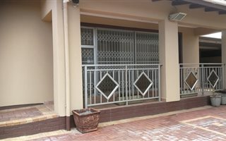 2 Bedroom Townhouse in Chatsworth Central