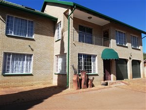6 Bed House in Zwartkop