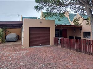 3 Bed Townhouse in Stilbaai