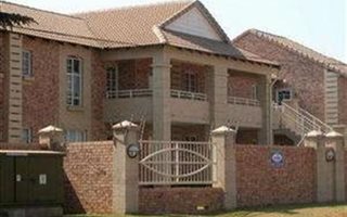 2 Bedroom Townhouse in Die Hoewes
