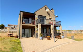 4 Bedroom House in Hartenbos Heuwels