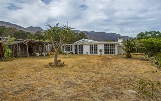 6 Bedroom House in Gordons Bay Central