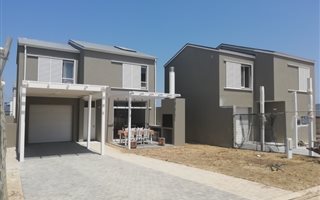 3 Bedroom Apartment in Somerset West Central