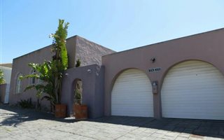 5 Bedroom House in West Beach
