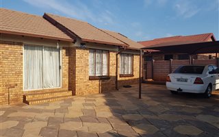 3 Bedroom House in Geelhoutpark