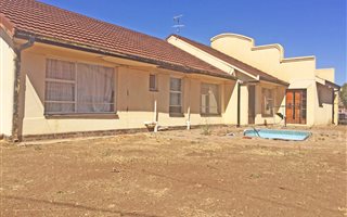 4 Bedroom House in Lourierpark