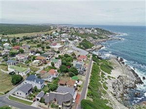 930 m² Land available in De Kelders
