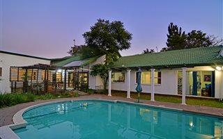 9 Bedroom House in Petervale