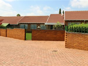 3 Bed Townhouse in Woodmere
