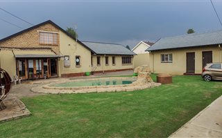 120 m² Commercial space in Glen Marais