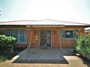 4 Bed House in Moffat View