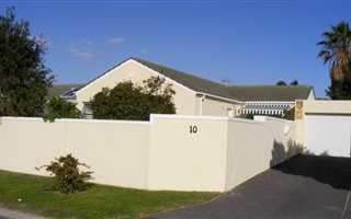 3 Bedroom House in Sunningdale