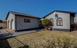 4 Bedroom House in Diepkloof