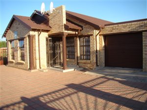 3 Bed House in Mandela View