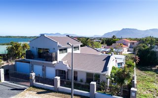 5 Bedroom House in Zeekoevlei