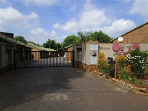 3 Bed Apartment in Die Hoewes