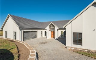 4 Bedroom House in Kingswood Golf Estate