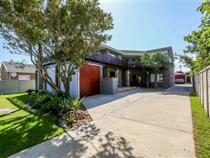4 Bed House in Sunrise on Sea