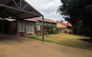 4 Bedroom House in Rooihuiskraal
