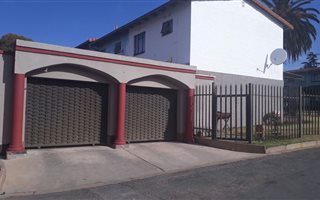 3 Bedroom House in Robertsham