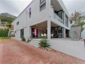 5 Bedroom House in Paarl Central West