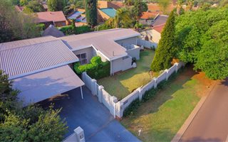 4 Bedroom House in Pierre van Ryneveld