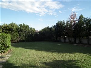 930 m² Land available in Golden Hill