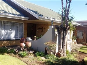 4 Bed House in Brandwag