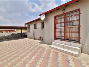 3 Bed House in Olievenhoutbosch