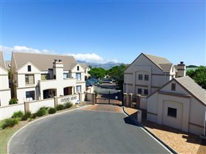 2 Bed Apartment in Somerset West Central