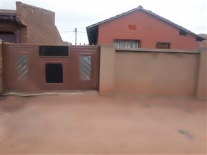 3 Bed House in Etwatwa