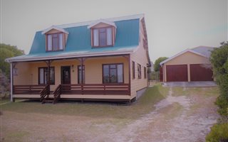 5 Bedroom House in Pearly Beach