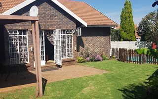 3 Bedroom House in Die Hoewes