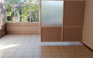 Bachelor apartment in Sunnyside