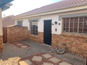3 Bed Townhouse in Amberfield Manor