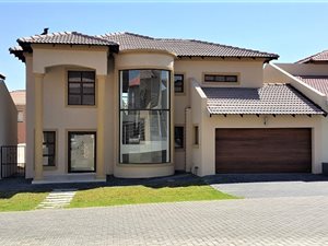 4 Bed House in Crescent Wood Country Estate