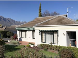 2 Bed Townhouse in Onder Papegaaiberg
