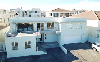 5 Bedroom House in Calypso Beach